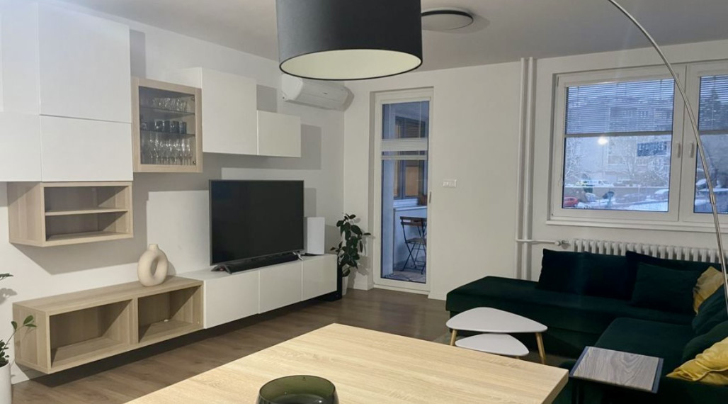 Moderný klimatizovaný 2- izbový byt s balkónom na prenájom v Starom meste