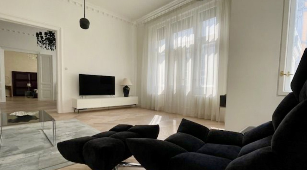 Luxurious 2- bedroom apartment in a historic building with a balcony for rent in the Old Town