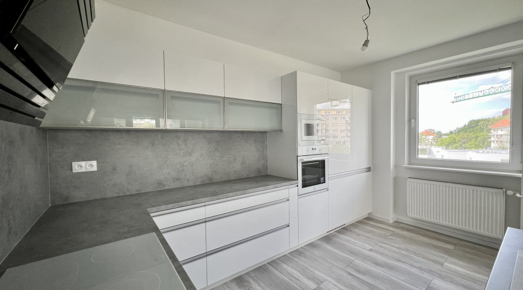 Priestranný 3- izbový byt s lodžiou na prenájom v Starom meste