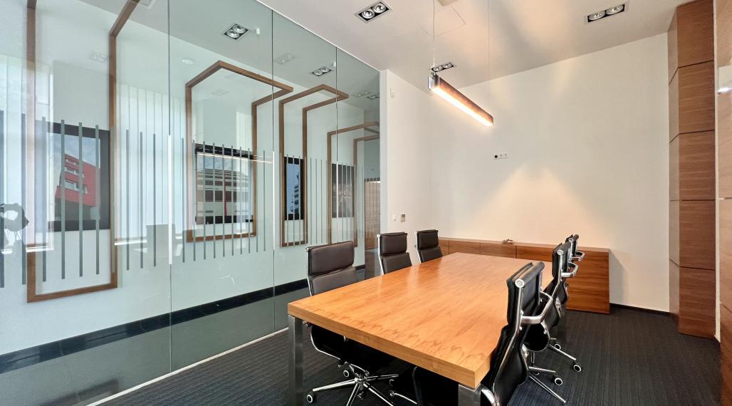 Elegantné klimatizované kancelárske priestory s parkovaním na prenájom v Karlovej Vsi