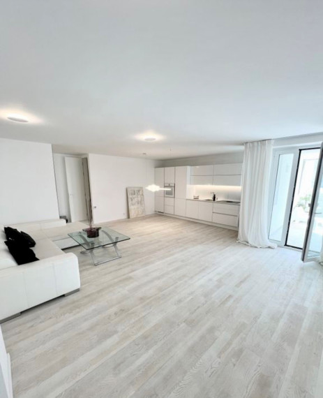 Bright 3- bedroom apartment with loggia and parking for rent in the Old Town