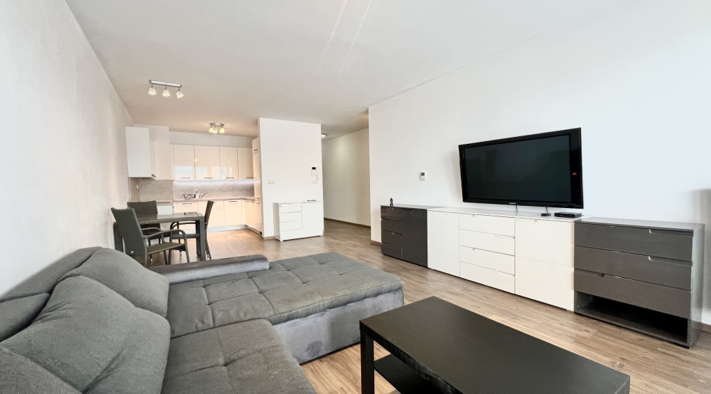 Priestranný 2- izbový byt v novostavbe s balkónom a parkovaním na prenájom v Ružinove