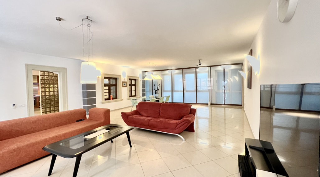 Rozľahlý tichý 4-izbový byt so záhradnou terasou na prenájom v Starom meste