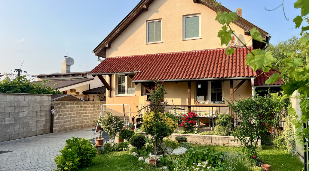 Two-storey 5-room family house with garden for sale in Dobrohošt