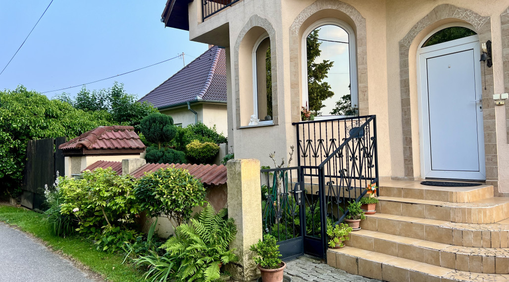 Two-storey 5-room family house with garden for sale in Dobrohošt