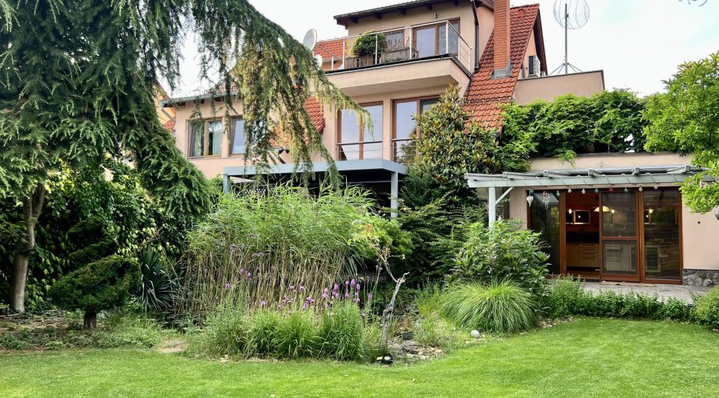 3- podlažný 4- izbový rodinný dom s garážou terasou a záhradou na predaj v Stupave