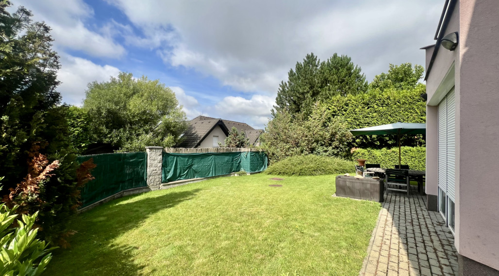 Priestranný krásny 5-izbový rodinný dom so záhradou a garážou na prenájom v Záhorskej Bystrici