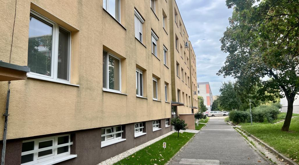 Priestranný 4- izbový byt s lodžiou a pivnicou na predaj v Rači