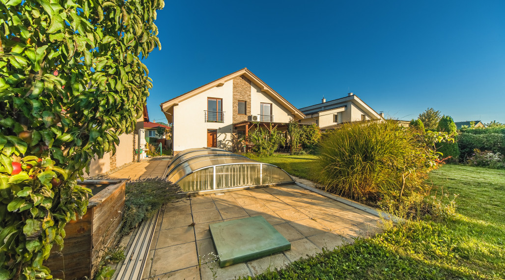 6- izbový rodinný dom 260 m2, s bazénom a záhradou v Stupave