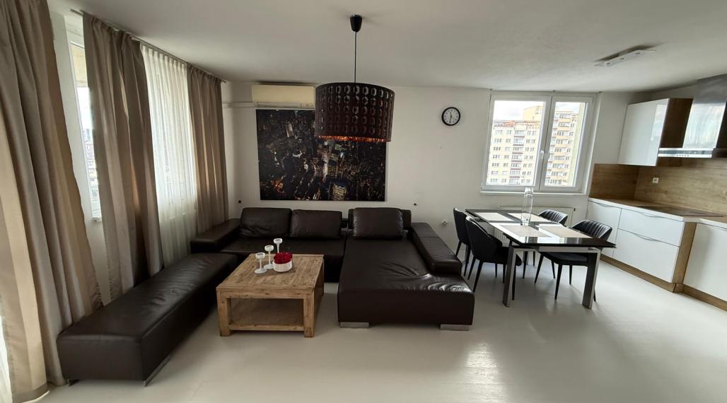 Air-conditioned 4-room apartment in a new building with parking for rent in Karlová Ves