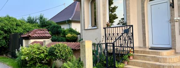 Dvojpodlažný 5- izbový rodinný dom so záhradou na predaj v Dobrohošti