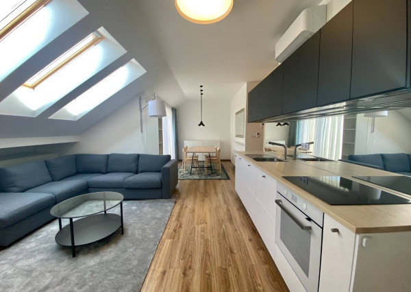 Krásny podkrovný 3i byt s terasou na prenájom v Starom meste