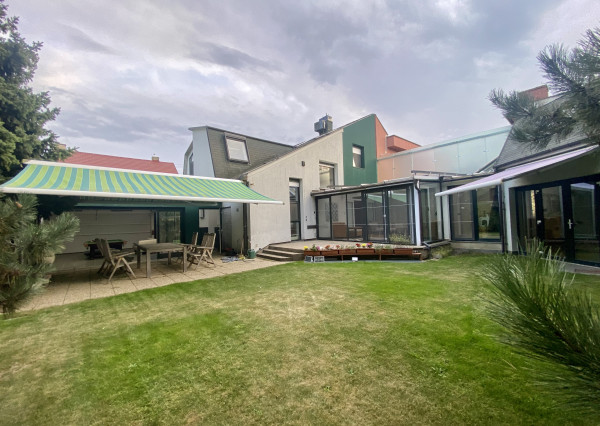 Priestranný 8-izbový rodinný dom so záhradou a saunou na prenájom v Novom meste