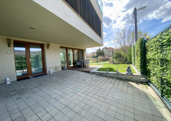 Nadštandardný 5i RD s predzáhradkou terasou a parkovaním na prenájom v Novom meste