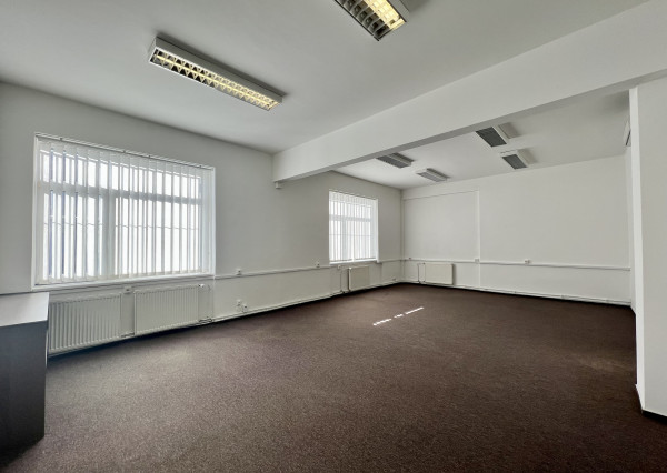 Klimatizované kancelárske priestory so skladom a parkovaním na prenájom v Ružinove