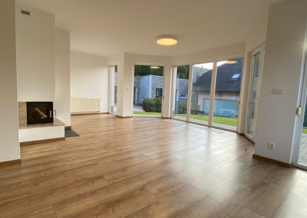 Priestranný krásny 5-izbový rodinný dom so záhradou a garážou na prenájom v Záhorskej Bystrici