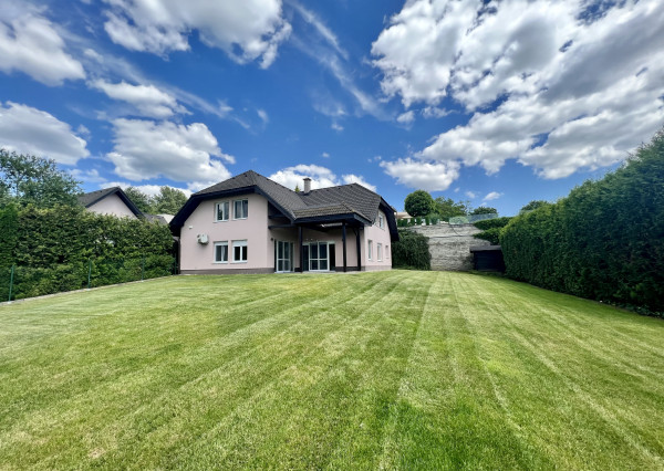 Priestranný krásny 6-izbový rodinný dom so záhradou a garážou na prenájom v Záhorskej Bystrici