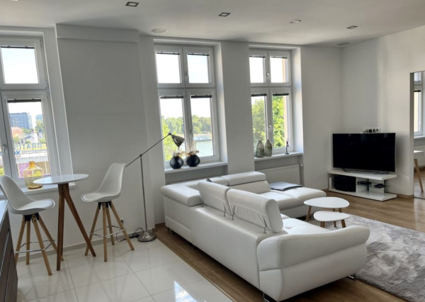 Exkluzívny slnečný 4- izbový byt s balkónom na prenájom v Starom meste