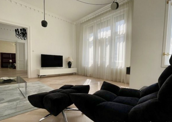 Luxusný 3- izbový byt v historickej budove s balkónom na prenájom v Starom meste