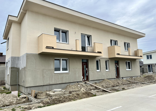 2- poschodová novostavba 4- izbového dvojdomu s parkovaním na predaj v Rovinke