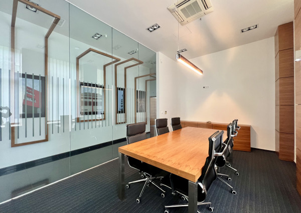 Elegantné klimatizované kancelárske priestory s parkovaním na prenájom v Karlovej Vsi