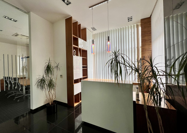 Elegantné klimatizované kancelárske priestory s parkovaním na prenájom v Karlovej Vsi