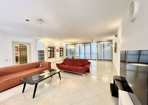 Rozľahlý tichý 4-izbový byt so záhradnou terasou na prenájom v Starom meste