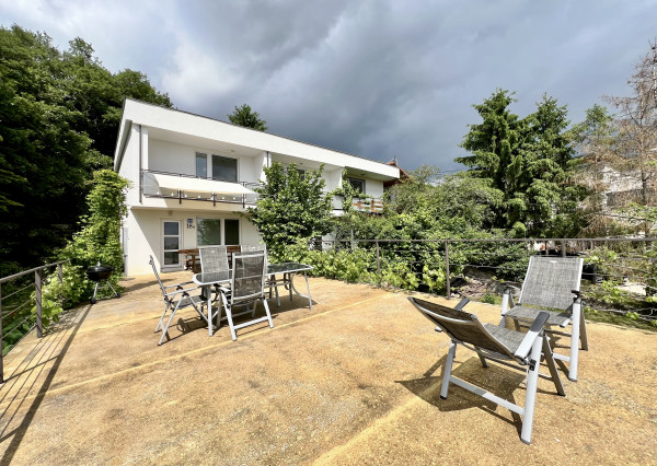 Dvojpodlažný 5- izbový rodinný dom s terasou na prenájom v Karlovej Vsi