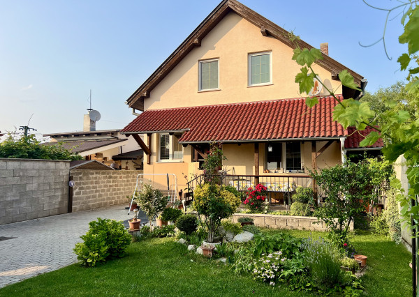 Dvojpodlažný 5- izbový rodinný dom so záhradou na predaj v Dobrohošti