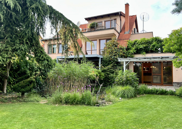 3- podlažný 4- izbový rodinný dom s garážou terasou a záhradou na predaj v Stupave