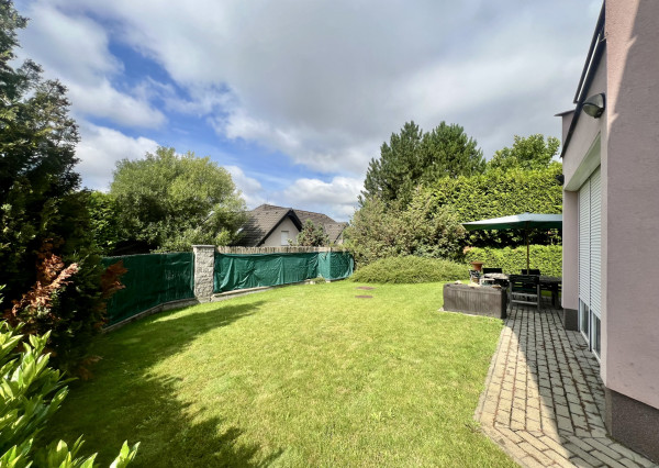 Priestranný krásny 5-izbový rodinný dom so záhradou a garážou na prenájom v Záhorskej Bystrici