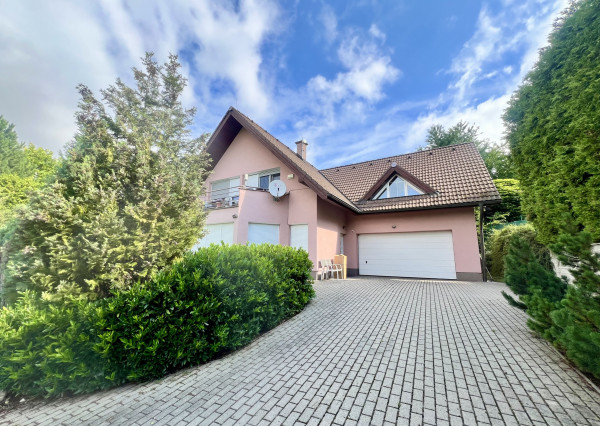 Priestranný krásny 5-izbový rodinný dom so záhradou a garážou na prenájom v Záhorskej Bystrici