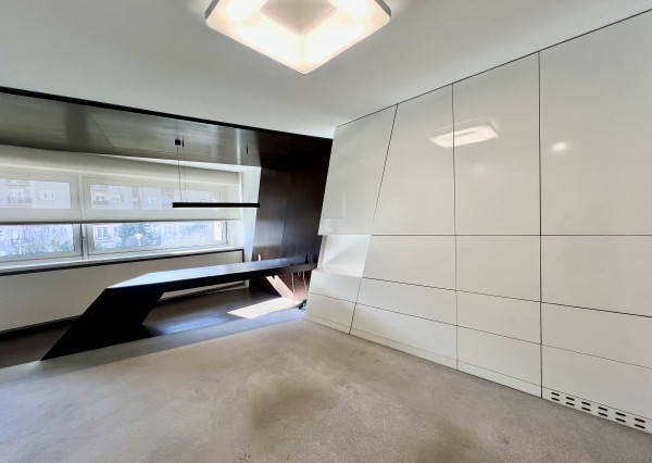 Administrative premises with private entrance, terrace and parking for rent in the Old Town