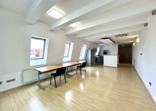 Dvojpodlažný 7- izbový rodinný dom s terasou na prenájom v Ružinove