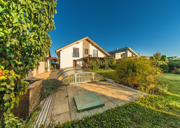 6- izbový rodinný dom 260 m2, s bazénom a záhradou v Stupave