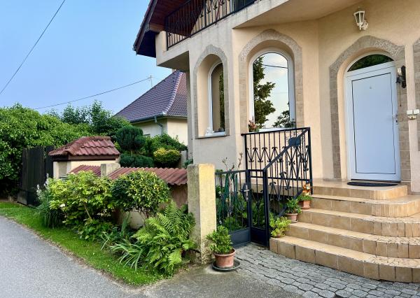 Two-storey 5-room family house with garden for sale in Dobrohošt