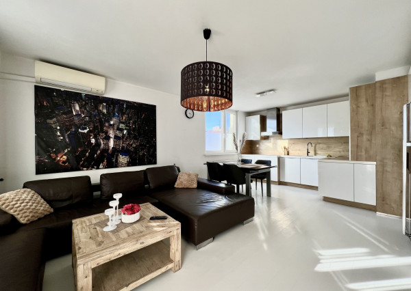 Klimatizovaný 4-izbový byt v novostavbe s parkovaním na prenájom v Karlovej Vsi