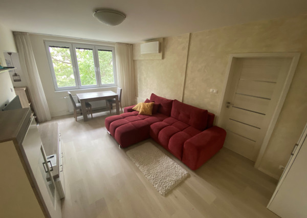 Príjemný 2,5- izbový byt s balkónom na prenájom v Ružinove