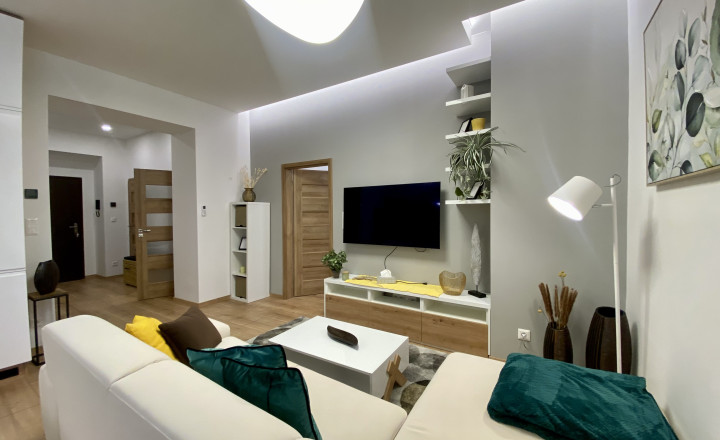Beautiful air-conditioned 2-bedroom apartment for rent in the Old Town