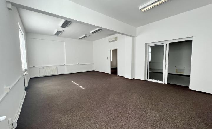 Air-conditioned office space with storage and parking for rent in Ružinov - fotografia 1