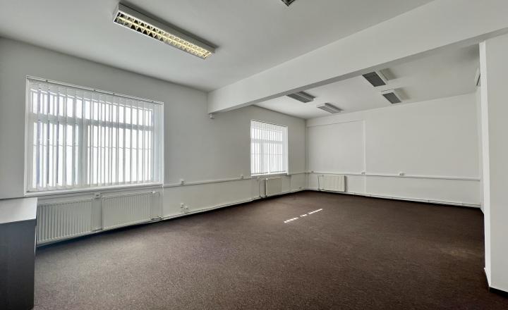 Air-conditioned office space with storage and parking for rent in Ružinov