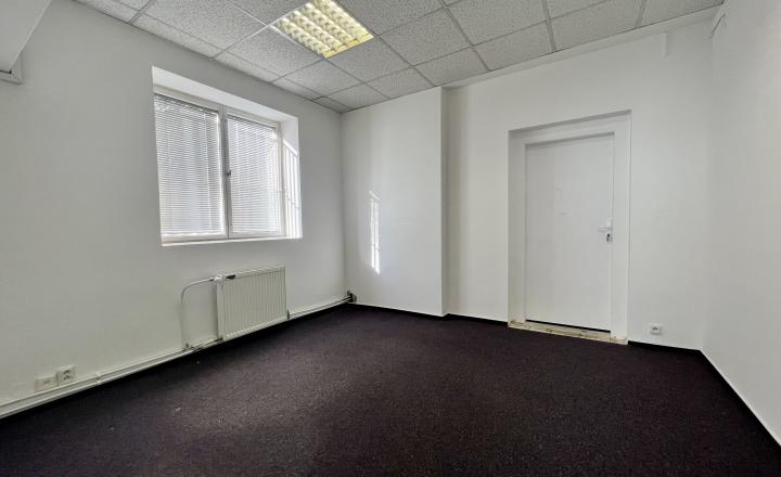 Air-conditioned office space with storage and parking for rent in Ružinov - fotografia 3