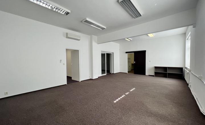 Air-conditioned office space with storage and parking for rent in Ružinov - fotografia 2