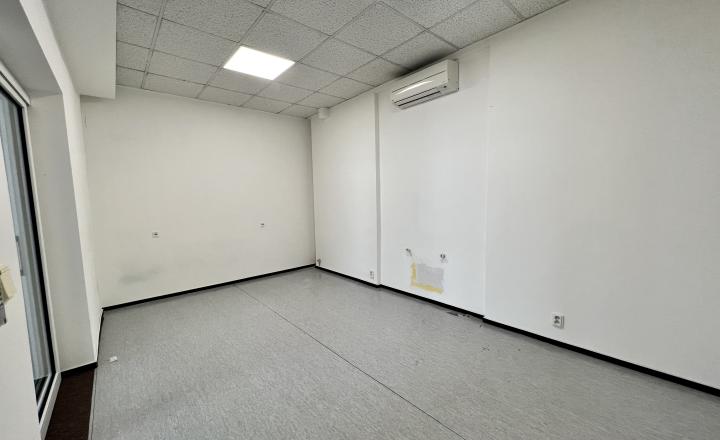 Air-conditioned office space with storage and parking for rent in Ružinov - fotografia 4