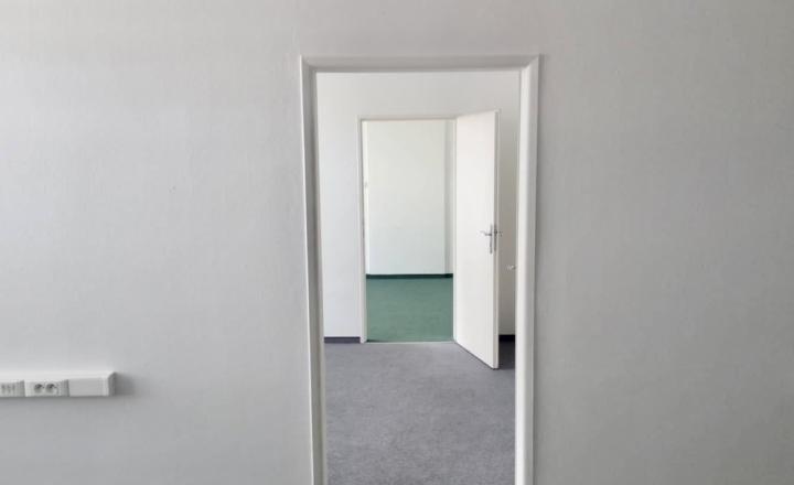 Lucrative office premises with parking for rent in Ružinov - fotografia 3