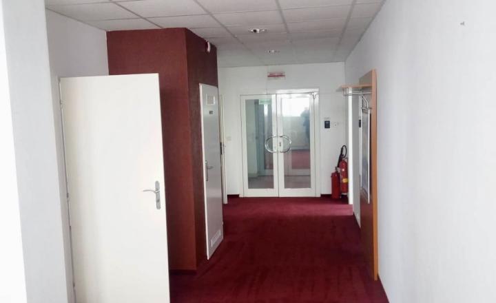 Lucrative office premises with parking for rent in Ružinov - fotografia 9
