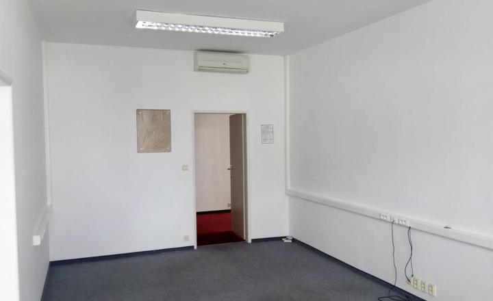 Lucrative office premises with parking for rent in Ružinov - fotografia 8