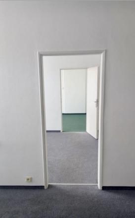 Lucrative office premises with parking for rent in Ružinov - fotografia 10