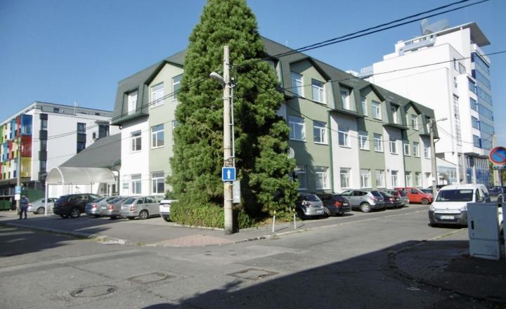 Lucrative office premises with parking for rent in Ružinov - fotografia 13