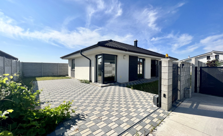 Novostavba 4- izbový bungalov so záhradou na predaj v Lehniciach PREDANÝ